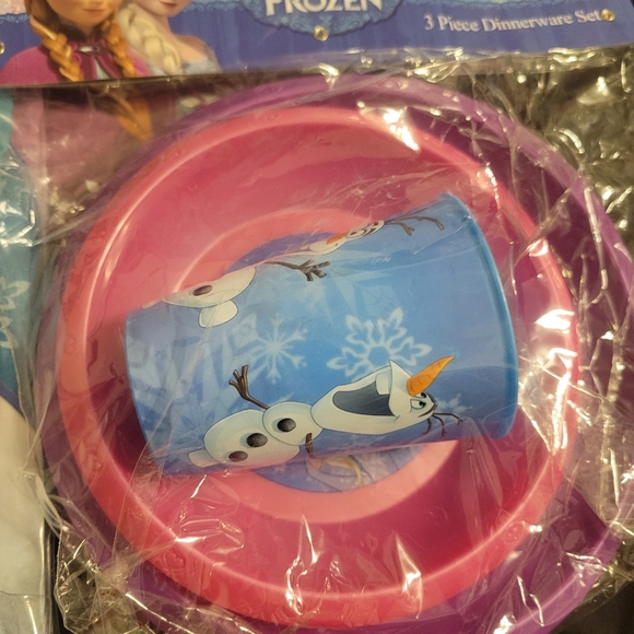 Frozen Elsa Dinnerware Set 3 Pieces, Treat Boxes, Apron, And Placemats. All New - Picture 3 of 6